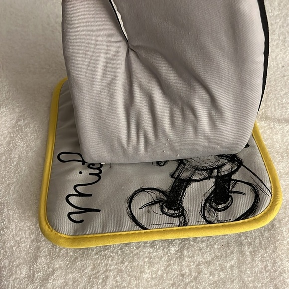 Disney hot pad and glove - Picture 2 of 3